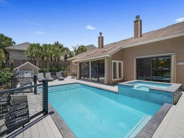 Walk to Beach Vacation Home Sleeps 8 Guests in Miramar