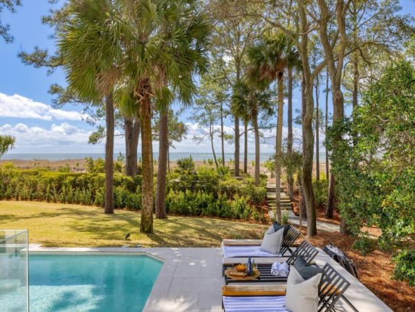 Just on Beach  Vacation Home Sleeps 14 Guests in Hilton Head