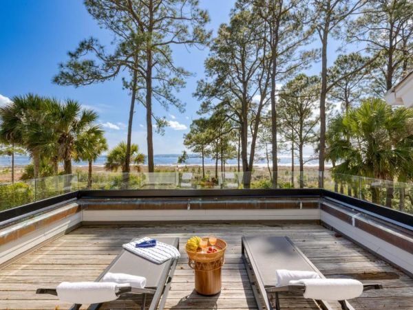 Just on Beach  Vacation Home Sleeps 14 Guests in Hilton Head