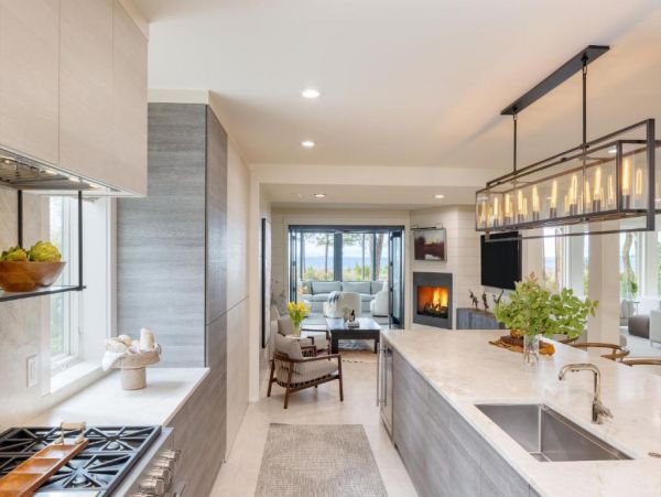 Just on Beach  Vacation Home Sleeps 14 Guests in Hilton Head