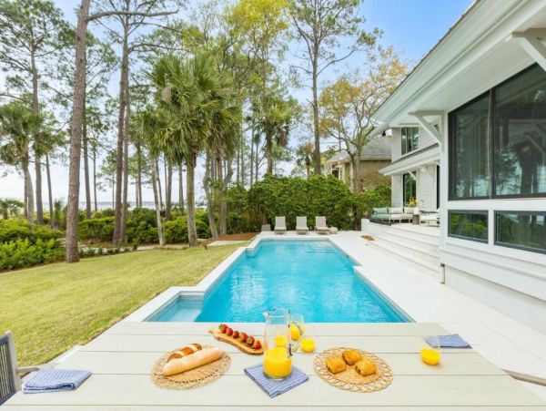 Just on Beach  Vacation Home Sleeps 14 Guests in Hilton Head