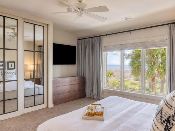 Just on Beach  Vacation Home Sleeps 14 Guests in Hilton Head