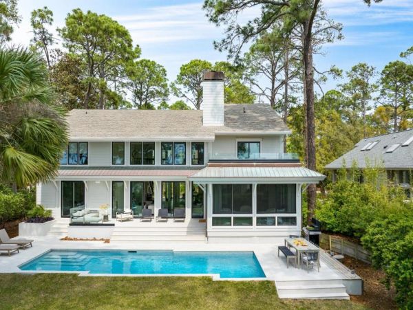 Just on Beach  Vacation Home Sleeps 14 Guests in Hilton Head