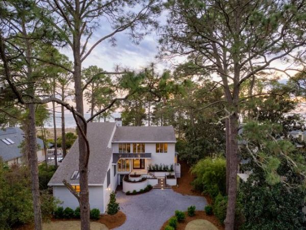 Just on Beach  Vacation Home Sleeps 14 Guests in Hilton Head