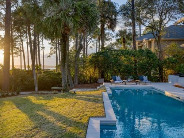 Just on Beach  Vacation Home Sleeps 14 Guests in Hilton Head