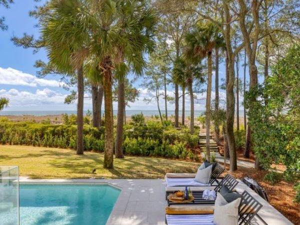 Just on Beach  Vacation Home Sleeps 14 Guests in Hilton Head