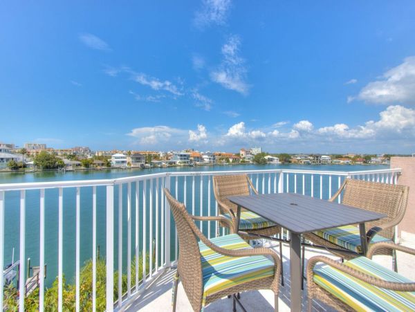 Clearwater Vacation Townhome Sleeps 9 Bedroom