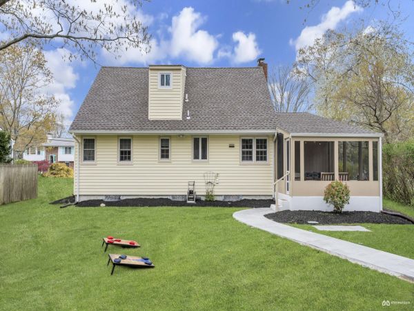 Hampton Bay Vacation Home 4 Bedroom & Outdoor Fun