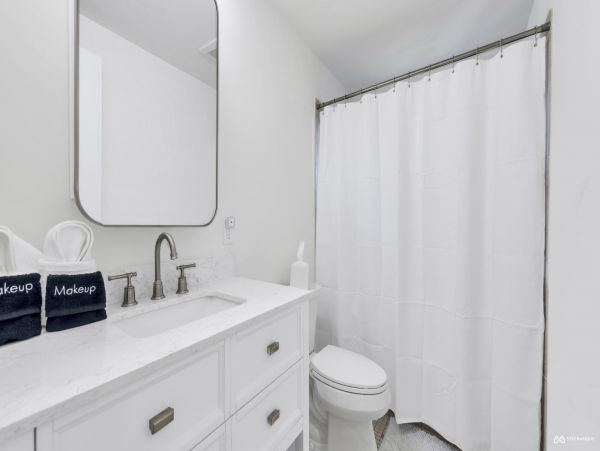 Hampton Bay Vacation Home 4 Bedroom & Outdoor Fun