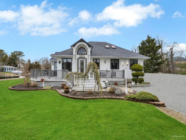 Luxury Escape: Hampton Bays Island Vacation Rental