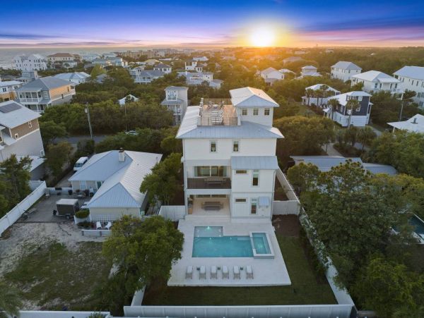 Stunning Vacation Home with Pool in a Prime Location Sleeps 26 Guests