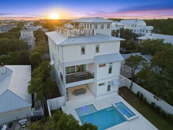 Stunning Vacation Home with Pool in a Prime Location Sleeps 26 Guests