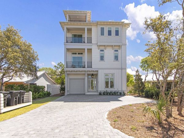 Stunning Vacation Home with Pool in a Prime Location Sleeps 26 Guests