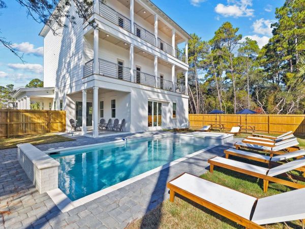 Luxury Vacation Home with 10  Bedrooms, Pool & Game Room