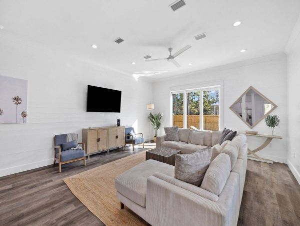 Luxury Vacation Home with 10  Bedrooms, Pool & Game Room