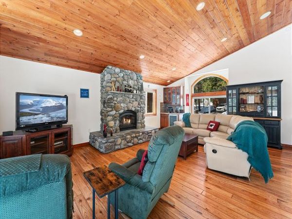 Lake Tahoe North Shore Vacation Home Sleeps Six Guests