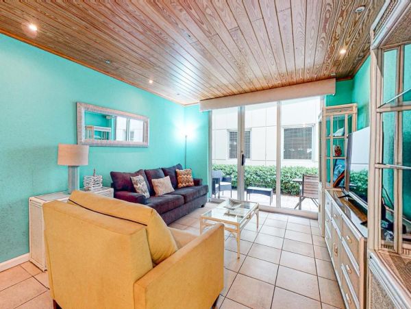 Lovely Condo in Hollywood FL with Beachfront Pool