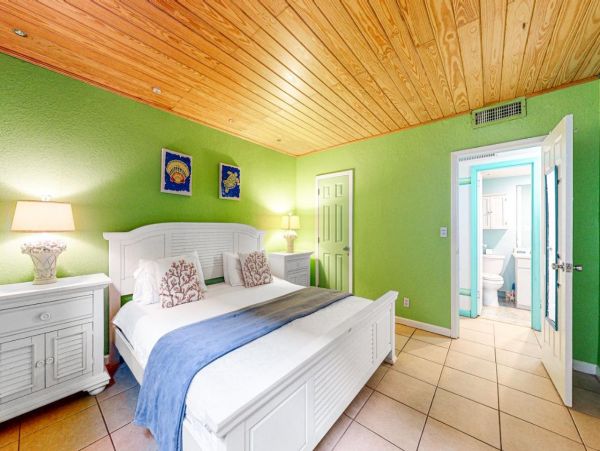 Lovely Condo in Hollywood FL with Beachfront Pool
