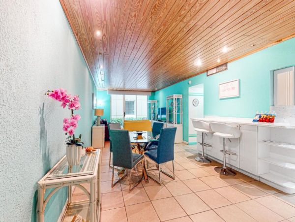 Lovely Condo in Hollywood FL with Beachfront Pool
