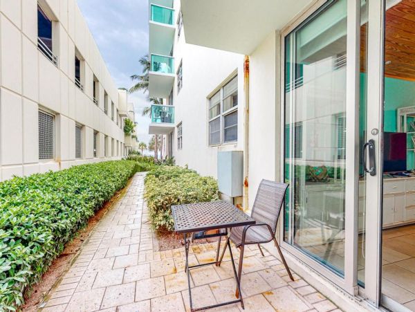 Lovely Condo in Hollywood FL with Beachfront Pool