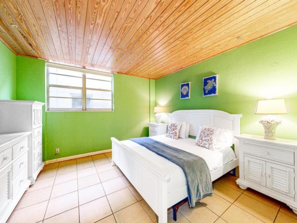 Lovely Condo in Hollywood FL with Beachfront Pool