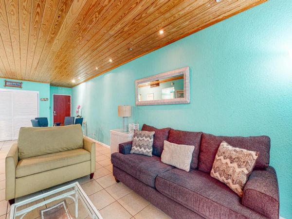 Lovely Condo in Hollywood FL with Beachfront Pool