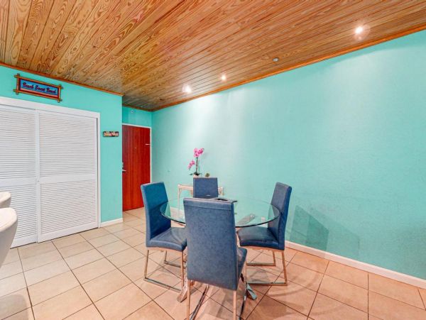 Lovely Condo in Hollywood FL with Beachfront Pool