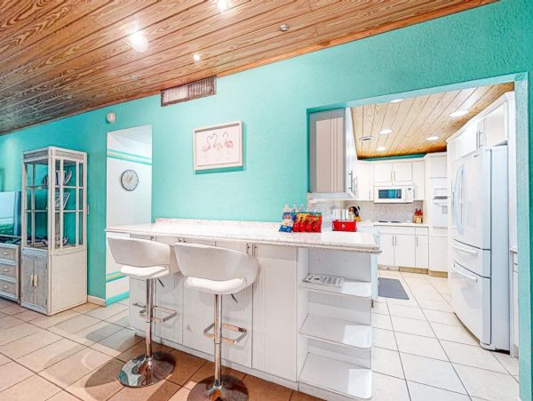 Lovely Condo in Hollywood FL with Beachfront Pool