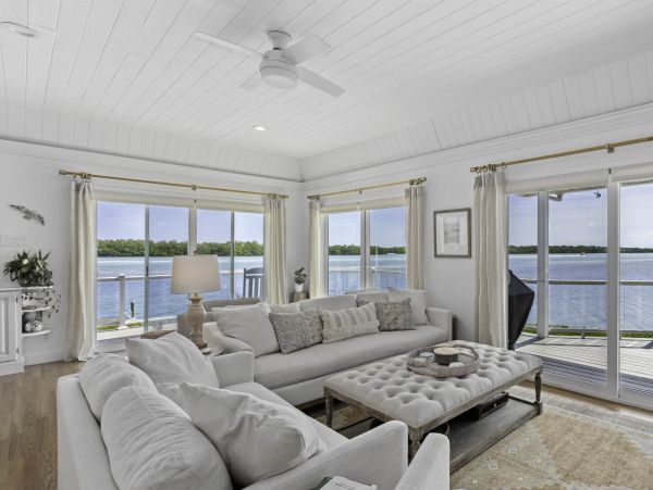 Waterfront Retreat with 4 Bedrooms in Longboat Key