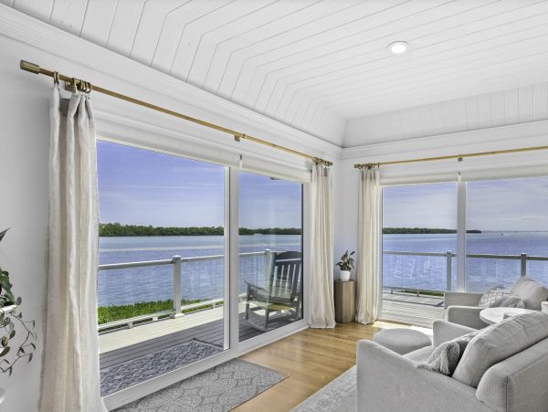 Waterfront Retreat with 4 Bedrooms in Longboat Key