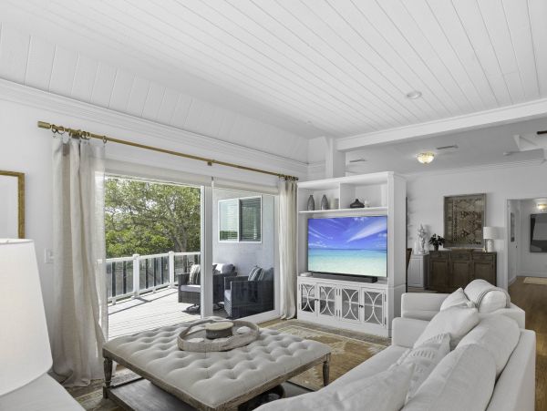 Waterfront Retreat with 4 Bedrooms in Longboat Key