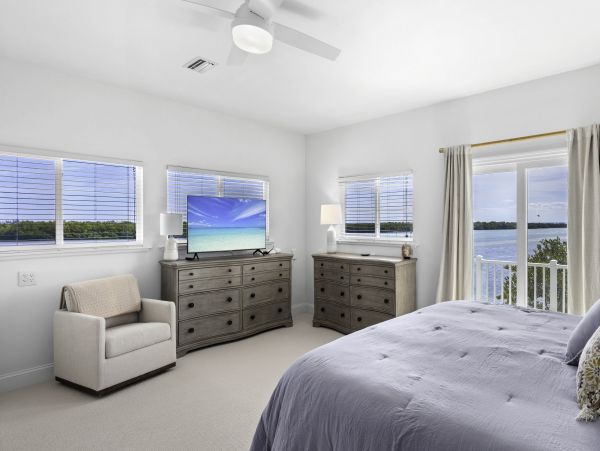 Waterfront Retreat with 4 Bedrooms in Longboat Key