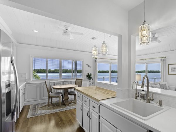Waterfront Retreat with 4 Bedrooms in Longboat Key