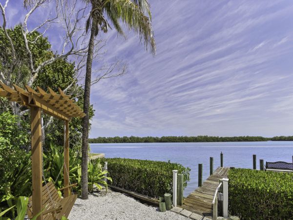 Waterfront Retreat with 4 Bedrooms in Longboat Key