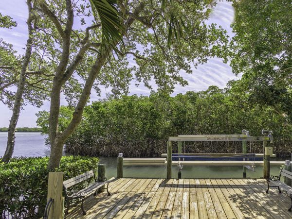 Waterfront Retreat with 4 Bedrooms in Longboat Key