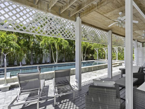 Waterfront Retreat with 4 Bedrooms in Longboat Key