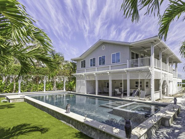 Waterfront Retreat with 4 Bedrooms in Longboat Key