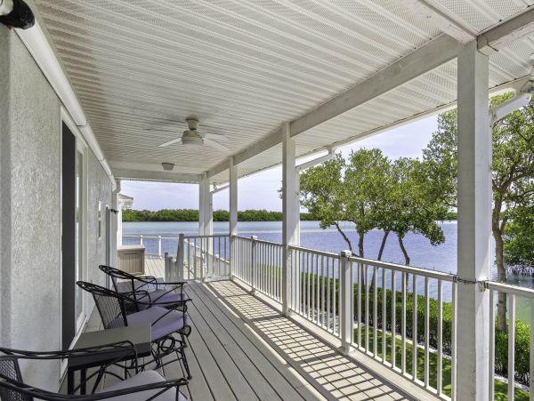 Waterfront Retreat with 4 Bedrooms in Longboat Key