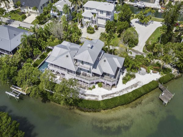 Waterfront Retreat with 4 Bedrooms in Longboat Key