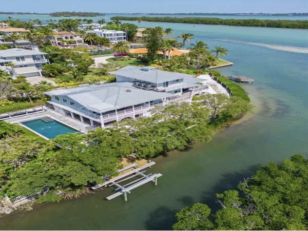 Waterfront Retreat with 4 Bedrooms in Longboat Key