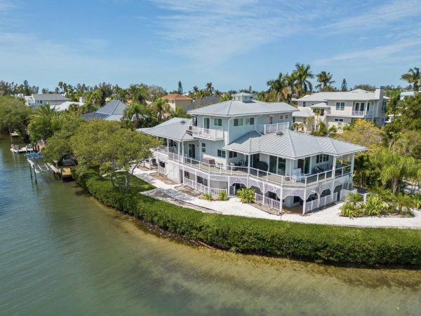 Waterfront Retreat with 4 Bedrooms in Longboat Key