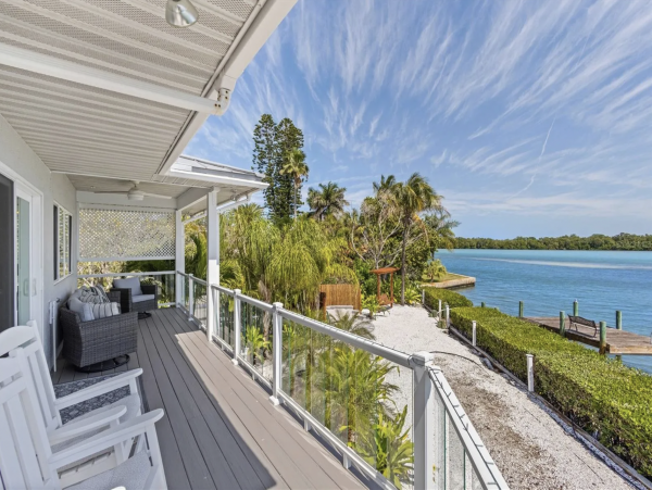 Waterfront Retreat with 4 Bedrooms in Longboat Key