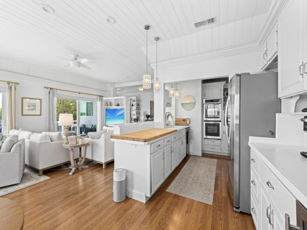 Waterfront Retreat with 4 Bedrooms in Longboat Key