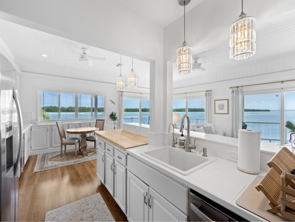 Waterfront Retreat with 4 Bedrooms in Longboat Key
