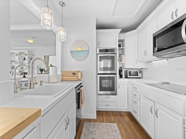 Waterfront Retreat with 4 Bedrooms in Longboat Key