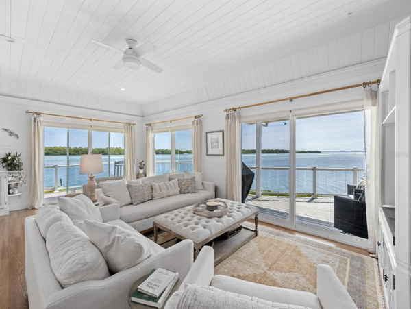 Waterfront Retreat with 4 Bedrooms in Longboat Key