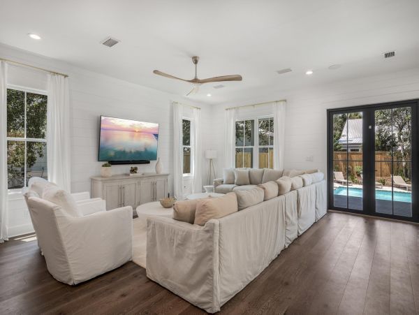 Santa Rosa Beach Vacation Home Sleeps 18 Guests Walk to Beach