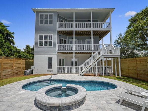 3 Level-Home with 7 Bedrooms Sleeps 19 Guests