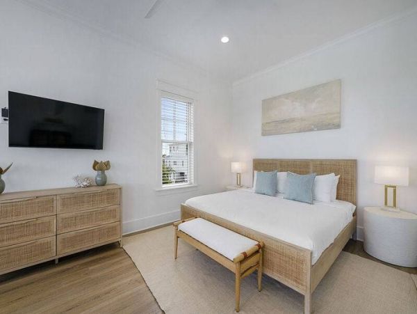 3 Level-Home with 7 Bedrooms Sleeps 19 Guests