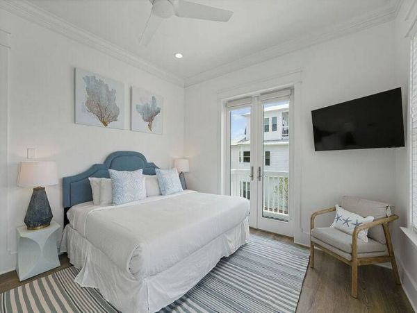 3 Level-Home with 7 Bedrooms Sleeps 19 Guests